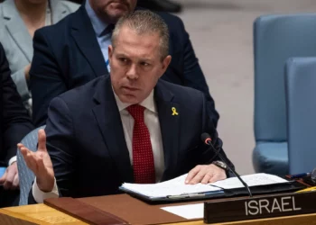 El embajador israelí ante las Naciones Unidas, Gilad Erdan, interviene durante una reunión del Consejo de Seguridad sobre una resolución que habría reconocido a los palestinos como Estado miembro de pleno derecho de la ONU, en la sede de las Naciones Unidas, el 18 de abril de 2024. (Foto AP/ Yuki Iwamura)