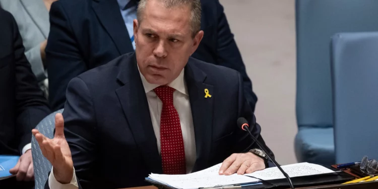 El embajador israelí ante las Naciones Unidas, Gilad Erdan, interviene durante una reunión del Consejo de Seguridad sobre una resolución que habría reconocido a los palestinos como Estado miembro de pleno derecho de la ONU, en la sede de las Naciones Unidas, el 18 de abril de 2024. (Foto AP/ Yuki Iwamura)