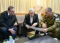 El primer ministro Benjamin Netanyahu (C) se reúne con el ministro de Defensa, Israel Katz (I) y el jefe del Estado Mayor de las FDI, Eyal Zamir, en Kiriya, Tel Aviv, el 26 de mayo de 2026 (Maayan Toaf/GPO).