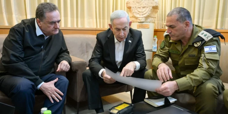 El primer ministro Benjamin Netanyahu (C) se reúne con el ministro de Defensa, Israel Katz (I) y el jefe del Estado Mayor de las FDI, Eyal Zamir, en Kiriya, Tel Aviv, el 26 de mayo de 2026 (Maayan Toaf/GPO).
