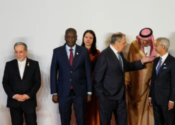 El ministro de Asuntos Exteriores de Rusia, Serguéi Lavrov (tercero por la derecha), conversa con el viceministro de Asuntos Exteriores de Arabia Saudita, Waleed bin Abdulkarim (segundo por la derecha), mientras el ministro de Asuntos Exteriores de la India, S. Jaishankar (derecha), el ministro de Asuntos Exteriores de Sudáfrica, Ronald Lamola (segundo por la izquierda), el ministro de Asuntos Exteriores de Irán, Abbas Araghchi (izquierda), y el viceministro de Asuntos Exteriores de Vietnam, Nguyen Hang (tercero por la izquierda), observan durante una sesión fotográfica de representantes gubernamentales y países socios de los BRICS en el marco de una reunión de dos días celebrada en Nueva Delhi, India, el 14 de mayo de 2026. (Foto AP/Manish Swarup)