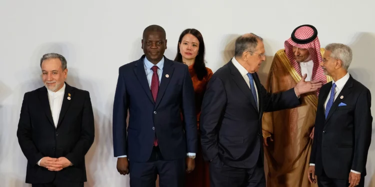 El ministro de Asuntos Exteriores de Rusia, Serguéi Lavrov (tercero por la derecha), conversa con el viceministro de Asuntos Exteriores de Arabia Saudita, Waleed bin Abdulkarim (segundo por la derecha), mientras el ministro de Asuntos Exteriores de la India, S. Jaishankar (derecha), el ministro de Asuntos Exteriores de Sudáfrica, Ronald Lamola (segundo por la izquierda), el ministro de Asuntos Exteriores de Irán, Abbas Araghchi (izquierda), y el viceministro de Asuntos Exteriores de Vietnam, Nguyen Hang (tercero por la izquierda), observan durante una sesión fotográfica de representantes gubernamentales y países socios de los BRICS en el marco de una reunión de dos días celebrada en Nueva Delhi, India, el 14 de mayo de 2026. (Foto AP/Manish Swarup)