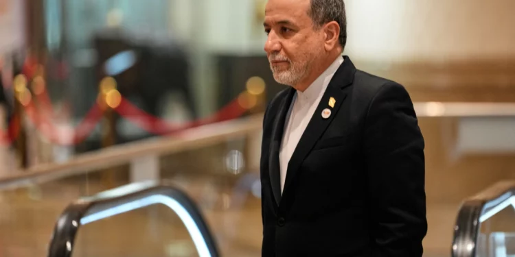 El ministro de Asuntos Exteriores iraní, Abbas Araghchi, llega a una reunión durante la cumbre de los BRICS, que se celebra durante dos días en Nueva Delhi, India, el 14 de mayo de 2026. (Foto AP/Manish Swarup)