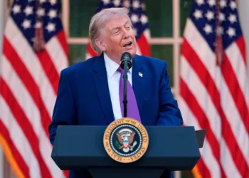 El presidente estadounidense Donald Trump pronuncia un discurso en una cena para miembros de su administración y líderes de organizaciones policiales, durante la Semana Nacional de la Policía, en el Jardín de las Rosas de la Casa Blanca, en Washington, el 11 de mayo de 2026. (Foto AP/Julia Demaree Nikhinson)