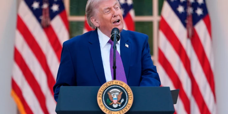 El presidente estadounidense Donald Trump pronuncia un discurso en una cena para miembros de su administración y líderes de organizaciones policiales, durante la Semana Nacional de la Policía, en el Jardín de las Rosas de la Casa Blanca, en Washington, el 11 de mayo de 2026. (Foto AP/Julia Demaree Nikhinson)