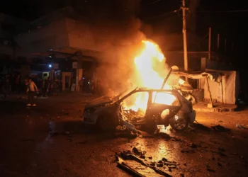 Un vehículo alcanzado por un ataque israelí en una calle de la ciudad de Gaza, el viernes 15 de mayo de 2026, está envuelto en llamas. (Foto AP/Jehad Alshrafi)