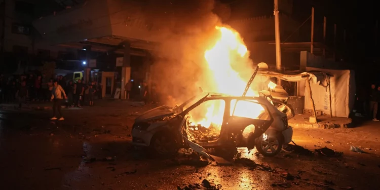 Un vehículo alcanzado por un ataque israelí en una calle de la ciudad de Gaza, el viernes 15 de mayo de 2026, está envuelto en llamas. (Foto AP/Jehad Alshrafi)