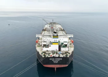 Una fotografía aérea muestra al petrolero de crudo con bandera griega 'Asahi Princess' frente a la costa de la refinería del puerto sirio de Baniyas, en el mar Mediterráneo, el 15 de abril de 2026. (Bakr ALkasem / AFP