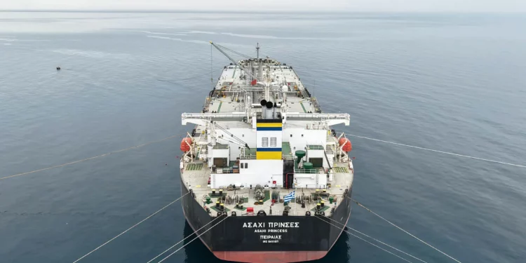 Una fotografía aérea muestra al petrolero de crudo con bandera griega 'Asahi Princess' frente a la costa de la refinería del puerto sirio de Baniyas, en el mar Mediterráneo, el 15 de abril de 2026. (Bakr ALkasem / AFP