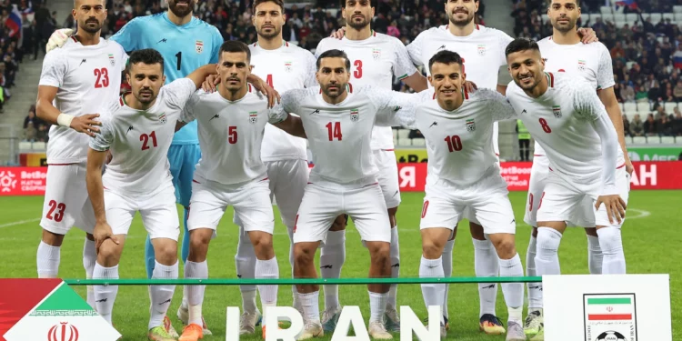Jugadores iraníes posan para una foto antes de un partido amistoso de fútbol entre Rusia e Irán en el Volgograd Arena de Volgogrado, Rusia, el 10 de octubre de 2025. (AP)