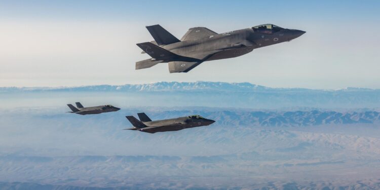 Aviones de combate F-35I de la Fuerza Aérea Israelí se dirigen a realizar ataques en Irán, según una fotografía publicada por el ejército el 15 de marzo de 2026. (Fuerzas de Defensa de Israel)