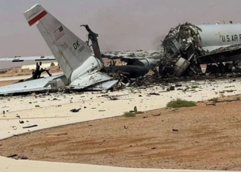 Esta imagen generada por usuarios, publicada en redes sociales el 29 de marzo de 2026 y verificada por personal de AFP, parece mostrar un avión del Sistema Aerotransportado de Alerta y Control (AWACS) de la Fuerza Aérea de EE. UU., utilizado principalmente para el control del tráfico aéreo, destruido tras un ataque con proyectiles en la base aérea Príncipe Sultán en Arabia Saudita. (UGC / AFP)