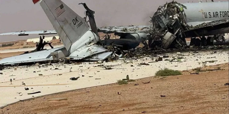 Esta imagen generada por usuarios, publicada en redes sociales el 29 de marzo de 2026 y verificada por personal de AFP, parece mostrar un avión del Sistema Aerotransportado de Alerta y Control (AWACS) de la Fuerza Aérea de EE. UU., utilizado principalmente para el control del tráfico aéreo, destruido tras un ataque con proyectiles en la base aérea Príncipe Sultán en Arabia Saudita. (UGC / AFP)