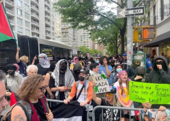 Manifestantes antisionistas en Nueva York, 5 de mayo de 2026. (Luke Tress/Times of Israel)