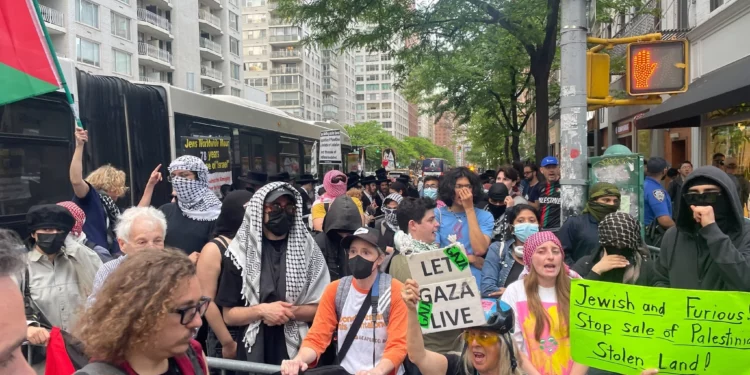 Manifestantes antisionistas en Nueva York, 5 de mayo de 2026. (Luke Tress/Times of Israel)