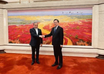 En esta fotografía difundida por el Ministerio de Asuntos Exteriores iraní, el ministro de Asuntos Exteriores iraní, Abbas Araghchi, a la izquierda, estrecha la mano del viceprimer ministro chino, Ding Xuexiang, durante su reunión en Pekín, China, el 23 de abril de 2025. (Ministerio de Asuntos Exteriores iraní vía AP)