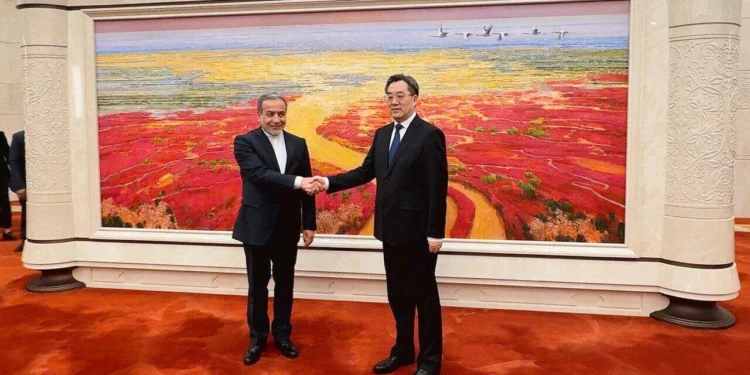 En esta fotografía difundida por el Ministerio de Asuntos Exteriores iraní, el ministro de Asuntos Exteriores iraní, Abbas Araghchi, a la izquierda, estrecha la mano del viceprimer ministro chino, Ding Xuexiang, durante su reunión en Pekín, China, el 23 de abril de 2025. (Ministerio de Asuntos Exteriores iraní vía AP)