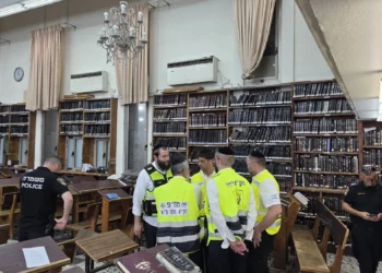 Un hombre muere apuñalado en una sinagoga de Bnei Brak delante de su hijo