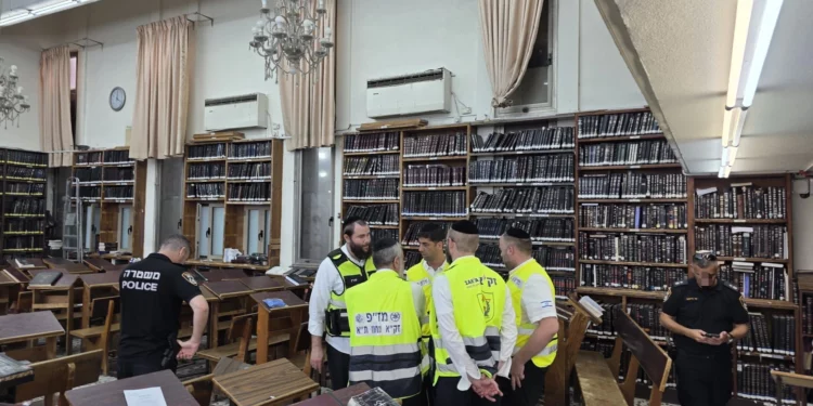 Un hombre muere apuñalado en una sinagoga de Bnei Brak delante de su hijo