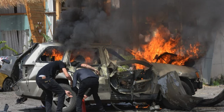 Ocho muertos en bombardeos israelíes contra autos cerca de Beirut