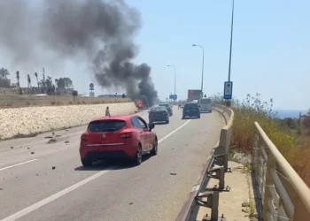 Ataques israelíes alcanzan dos vehículos en una autopista al sur de Beirut