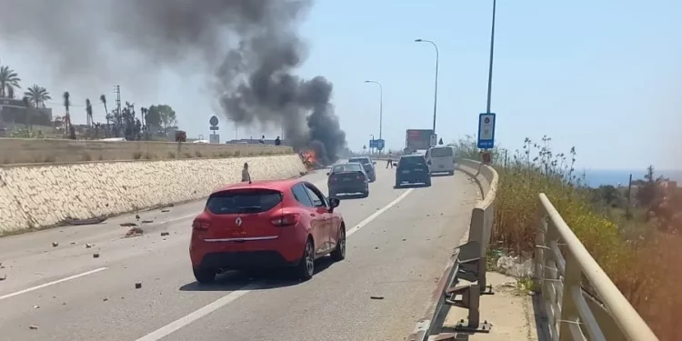 Ataques israelíes alcanzan dos vehículos en una autopista al sur de Beirut