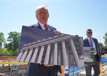 El presidente estadounidense Donald Trump recorre las obras de construcción del salón de baile en los alrededores de la Casa Blanca, el 19 de mayo de 2026, en Washington, D.C. (AP/Jacquelyn Martin)