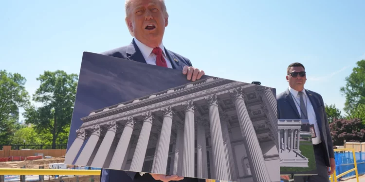 El presidente estadounidense Donald Trump recorre las obras de construcción del salón de baile en los alrededores de la Casa Blanca, el 19 de mayo de 2026, en Washington, D.C. (AP/Jacquelyn Martin)