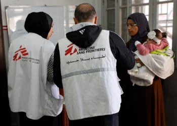 Una mujer palestina llega con un niño a la clínica de Médicos Sin Fronteras (MSF) en el barrio de al-Rimal, en la ciudad de Gaza, el 31 de diciembre de 2025. (Omar AL-QATTAA / AFP)