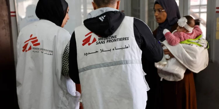 Una mujer palestina llega con un niño a la clínica de Médicos Sin Fronteras (MSF) en el barrio de al-Rimal, en la ciudad de Gaza, el 31 de diciembre de 2025. (Omar AL-QATTAA / AFP)