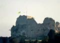 En una fotografía publicada por el ministro de Defensa, Israel Katz, el 31 de mayo de 2026, se ven las banderas de Israel y de la Brigada Golani sobre el castillo de Beaufort, en el sur del Líbano (Cortesía)
