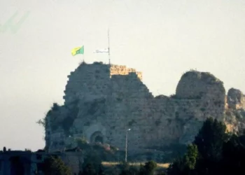 En una fotografía publicada por el ministro de Defensa, Israel Katz, el 31 de mayo de 2026, se ven las banderas de Israel y de la Brigada Golani sobre el castillo de Beaufort, en el sur del Líbano (Cortesía)