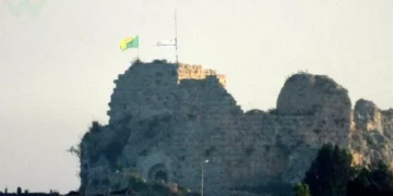 En una fotografía publicada por el ministro de Defensa, Israel Katz, el 31 de mayo de 2026, se ven las banderas de Israel y de la Brigada Golani sobre el castillo de Beaufort, en el sur del Líbano (Cortesía)
