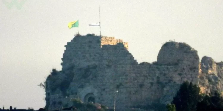 En una fotografía publicada por el ministro de Defensa, Israel Katz, el 31 de mayo de 2026, se ven las banderas de Israel y de la Brigada Golani sobre el castillo de Beaufort, en el sur del Líbano (Cortesía)