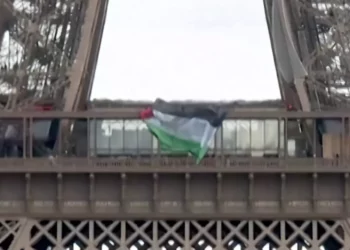 Detienen a seis por colgar una bandera palestina en la Torre Eiffel