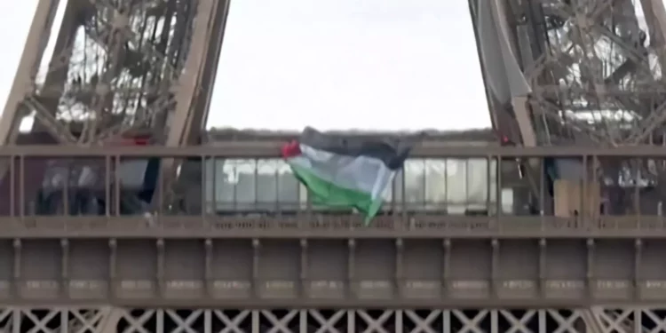 Detienen a seis por colgar una bandera palestina en la Torre Eiffel
