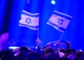 Los aficionados israelíes agitan banderas antes de la primera semifinal del Festival de Eurovisión 2026 en el Wiener Stadthalle de Viena, Austria, el 12 de mayo de 2026. (Tobias SCHWARZ / AFP)