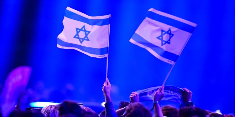 Los aficionados israelíes agitan banderas antes de la primera semifinal del Festival de Eurovisión 2026 en el Wiener Stadthalle de Viena, Austria, el 12 de mayo de 2026. (Tobias SCHWARZ / AFP)