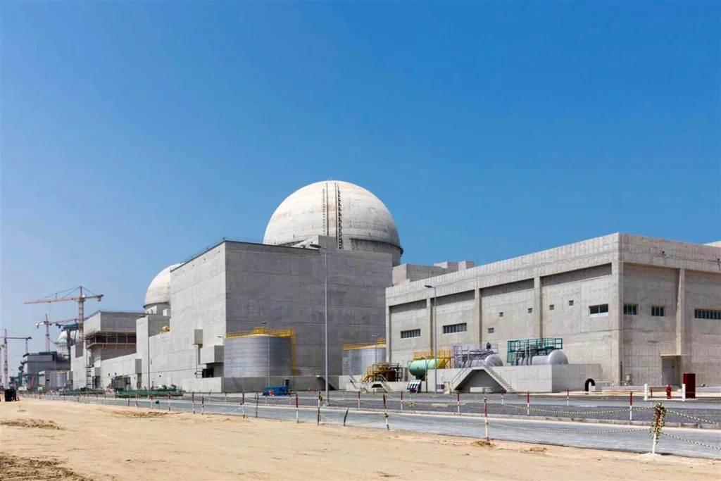 Archivo: Fotografía sin fecha de la central nuclear de Barakah en el desierto de Abu Dabi. (Arun Girija/WAM vía AP, archivo)
