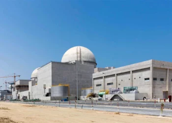 Archivo: Fotografía sin fecha de la central nuclear de Barakah en el desierto de Abu Dabi. (Arun Girija/WAM vía AP, archivo)