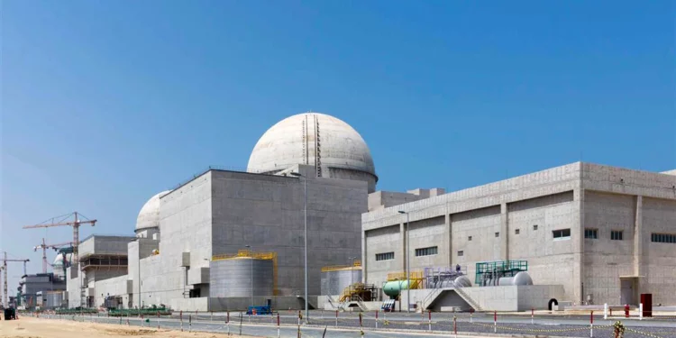 Archivo: Fotografía sin fecha de la central nuclear de Barakah en el desierto de Abu Dabi. (Arun Girija/WAM vía AP, archivo)