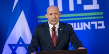 Bennett se apresuró a acudir a la Knesset una vez finalizado el debate