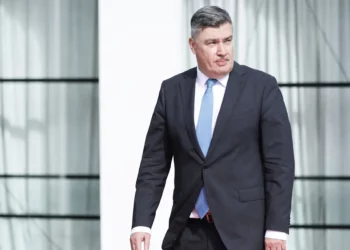 El presidente croata, Zoran Milanovic, llega a la reunión de líderes del proceso Brdo-Brijuni en Golem, Albania, a 50 kilómetros (30 millas) al oeste de la capital, Tirana, Albania, el 6 de octubre de 2025. (Foto AP/Vlasov Sulaj)