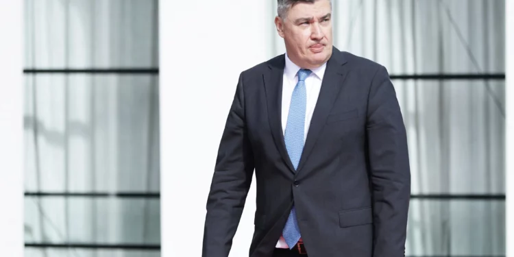 El presidente croata, Zoran Milanovic, llega a la reunión de líderes del proceso Brdo-Brijuni en Golem, Albania, a 50 kilómetros (30 millas) al oeste de la capital, Tirana, Albania, el 6 de octubre de 2025. (Foto AP/Vlasov Sulaj)