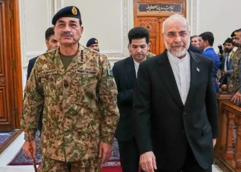 El presidente del Parlamento iraní, Mohammad Bagher Ghalibaf (derecha), se reúne con el jefe del ejército paquistaní, el mariscal de campo Asim Munir, en Teherán, Irán, el 16 de abril de 2026. (Hamed Malekpour/ICANA vía AP)