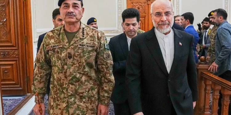 El presidente del Parlamento iraní, Mohammad Bagher Ghalibaf (derecha), se reúne con el jefe del ejército paquistaní, el mariscal de campo Asim Munir, en Teherán, Irán, el 16 de abril de 2026. (Hamed Malekpour/ICANA vía AP)