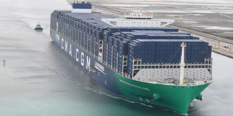CMA CGM denuncia ataque a su buque en Ormuz: tripulantes heridos