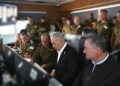 El primer ministro Benjamin Netanyahu y el ministro de Defensa, Israel Katz visitan el cuartel general operativo de la marina en Kirya, Tel Aviv, el 18 de mayo de 2026. (Haim Zach/GPO)