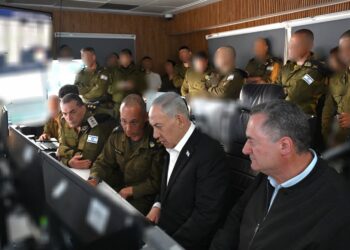 El primer ministro Benjamin Netanyahu y el ministro de Defensa, Israel Katz visitan el cuartel general operativo de la marina en Kirya, Tel Aviv, el 18 de mayo de 2026. (Haim Zach/GPO)