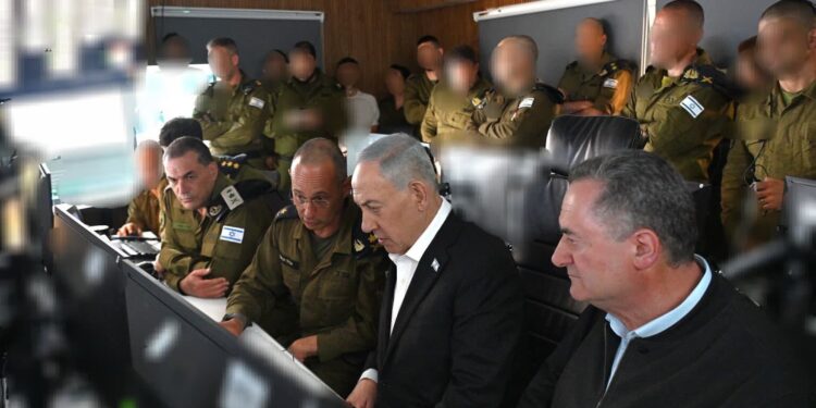 El primer ministro Benjamin Netanyahu y el ministro de Defensa, Israel Katz visitan el cuartel general operativo de la marina en Kirya, Tel Aviv, el 18 de mayo de 2026. (Haim Zach/GPO)